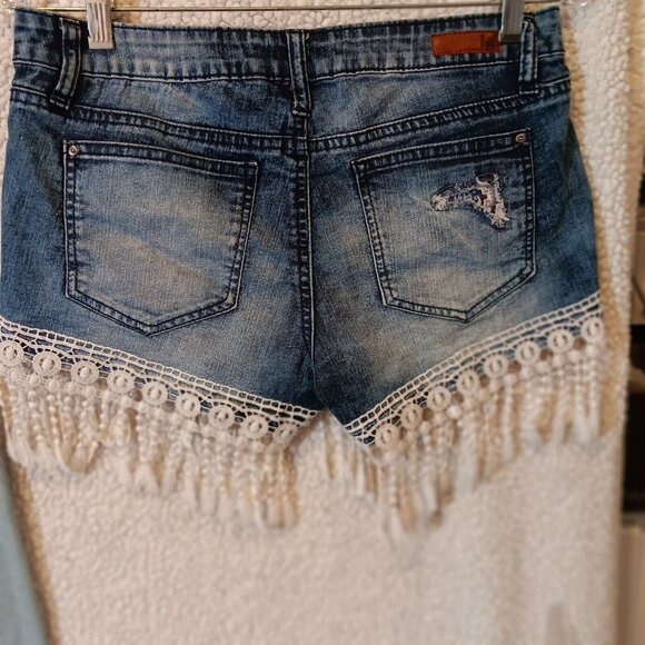 L.E.I. Ashley Low Rise Junior Size 9 Lace Fringe Shorts & Shein Medium Crop Top - Picture 4 of 16